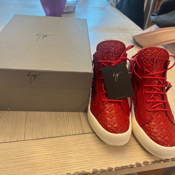 Brand new Giuseppe Zanotti…..they don’t fit me never even them out once….. - Picture 2 of 6